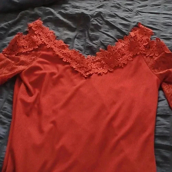 💙🏍Burgundy top  Pickaboo Short Sleeves and lace - Picture 5 of 9